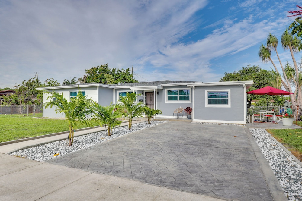 2 Mi to Hard Rock Stadium: Home w/ Spacious Yard