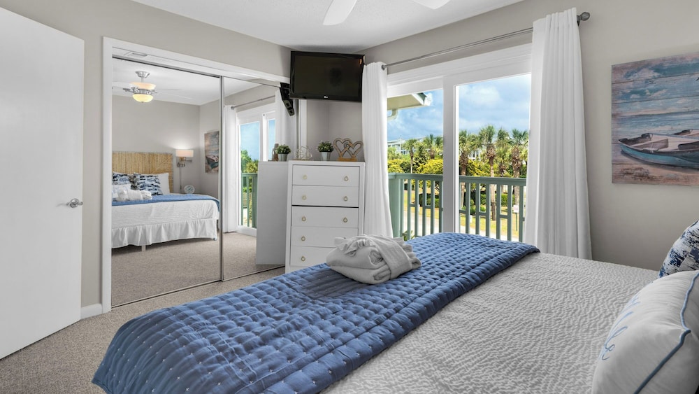 2BR Beachfront Townhome w/ Beach Service + Free Attraction Tickets!