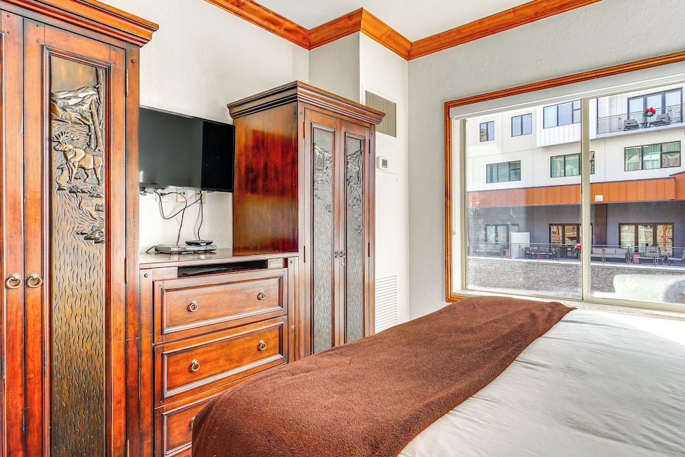 Walk to Ski Lift: Resort Condo in Park City!