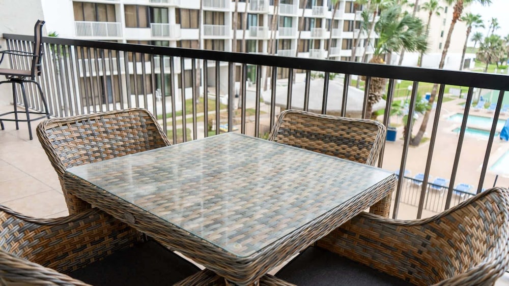 Sleeps 10 Direct Beach Heated Pool 3 Bedroom Apts