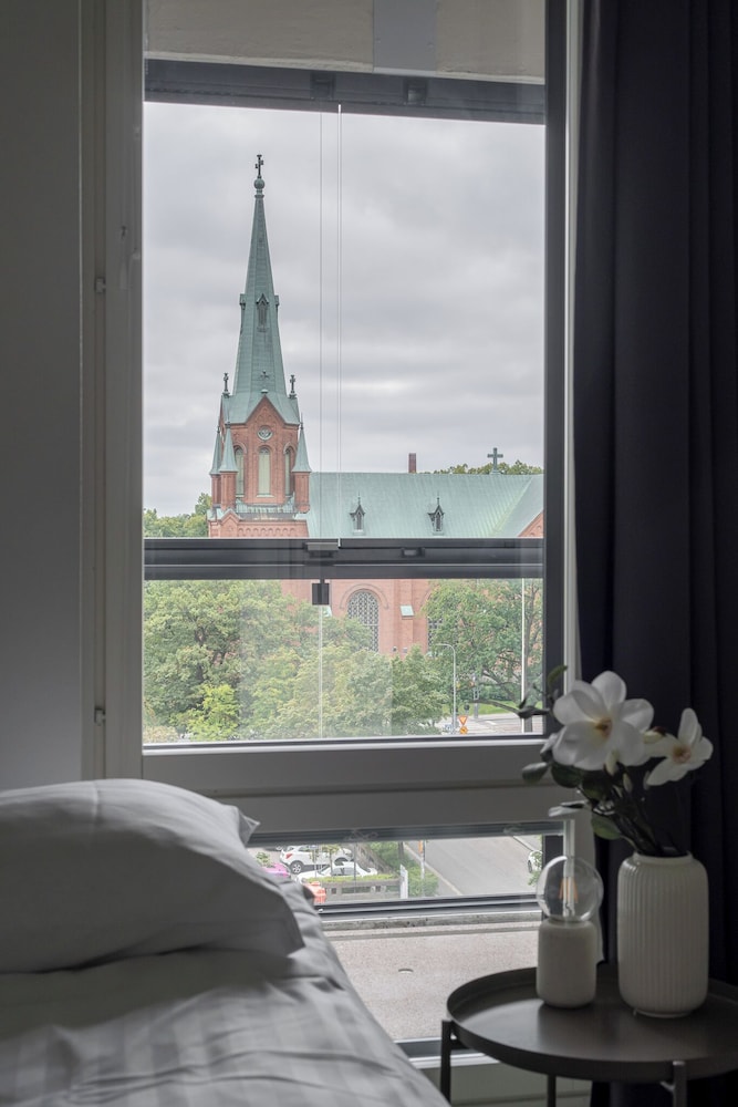 Modern 2BR Apartment with Sauna & Large Balcony
