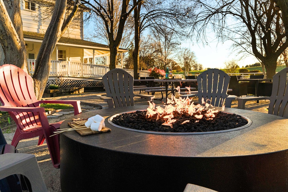 Victorian Manor In Paso Robles Wine Country + Pool, Hot Tub, Firepit, Tennis Court Sleeps 28