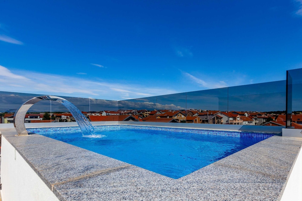 Exquisite Prestige Luxury Apartments With Shared Pool