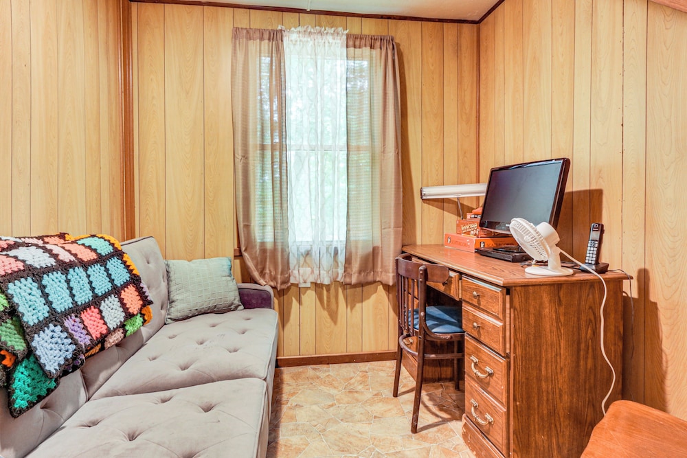 3 Mi to Potomac River: Remote Cabin in Springfield
