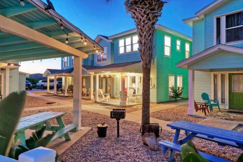 Pool, Patio, Blocks to the Beach Golf Cart Zone Daiquiri Daze by Avantstay view 4