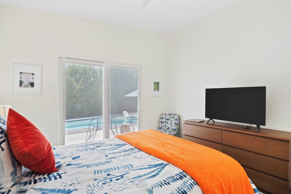 Modern Heart Oasis With Pool!