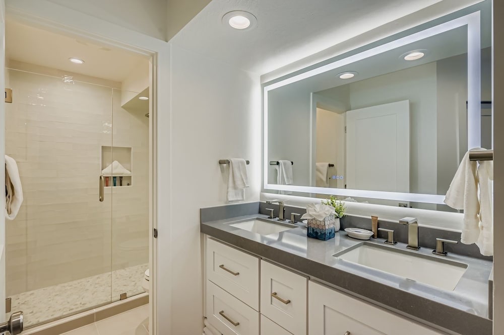 Woodside Avenue Retreat 1375 2 Bedroom Condo
