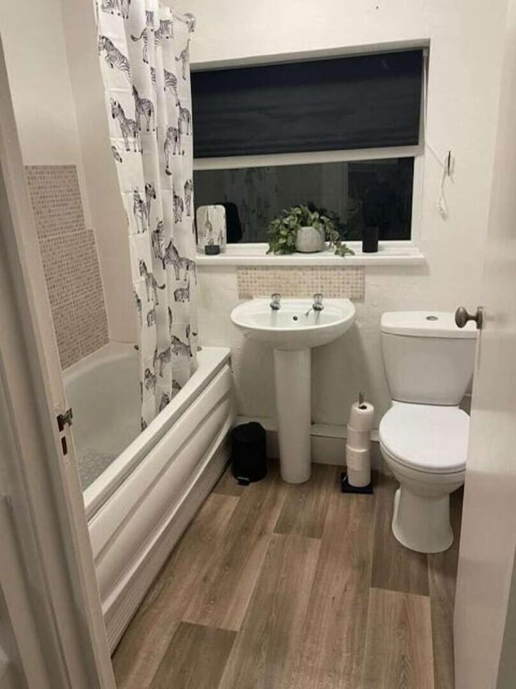 Spacious 2BR House With Sofa Bed & Parkin