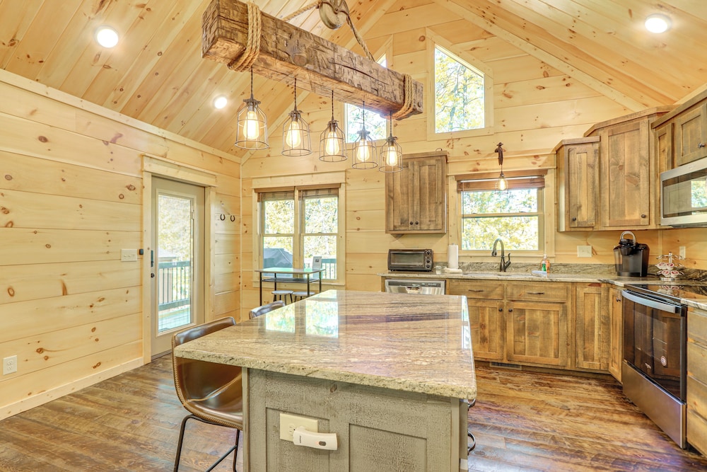 Ellijay Mountain Cabin w/ Hot Tub & Spacious Deck