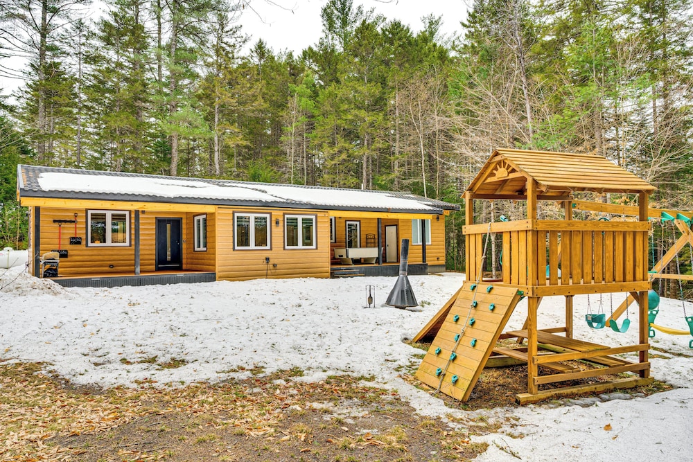 Porch & 1-acre Yard: White Mountains Hideaway