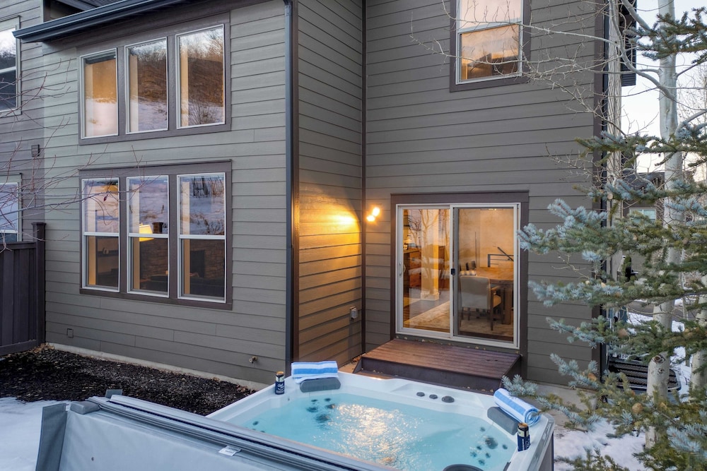 Abigail Drive Year-round Retreat w/ Hot Tub Near Trails + Historic Main St