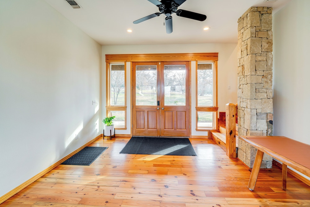 6 Mi to Lewisville Lake: Spacious Ranch Home