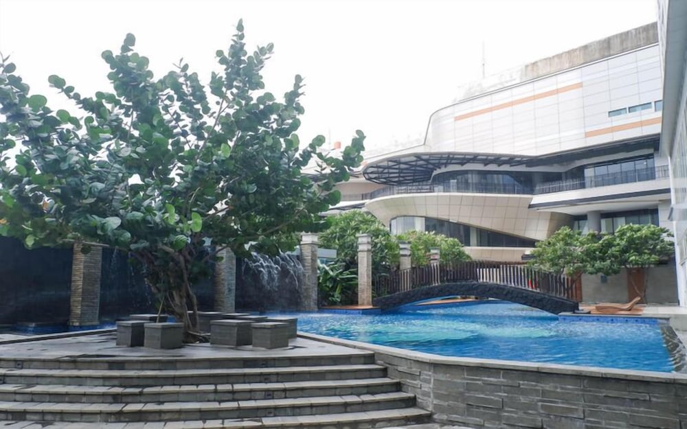 Comfy And Classic Studio At Grand Sungkono Lagoon Apartment