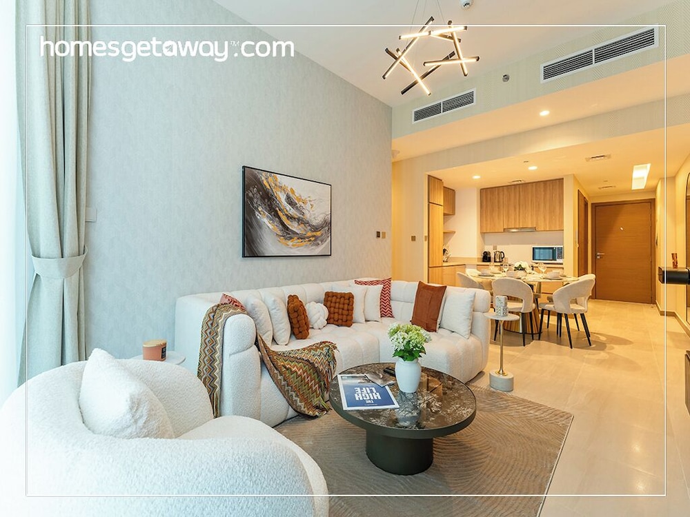 2BR Luxury with Stunning Lake View in Business Bay
