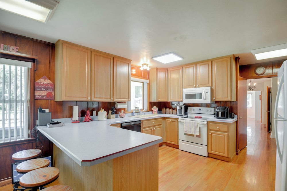 Private 3-acre Retreat w/ Game Room in Bunnell!
