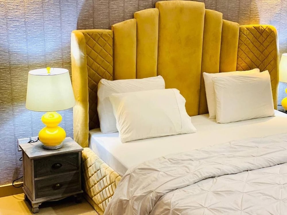 Shortlethomes- Renee's Luxury Apartments