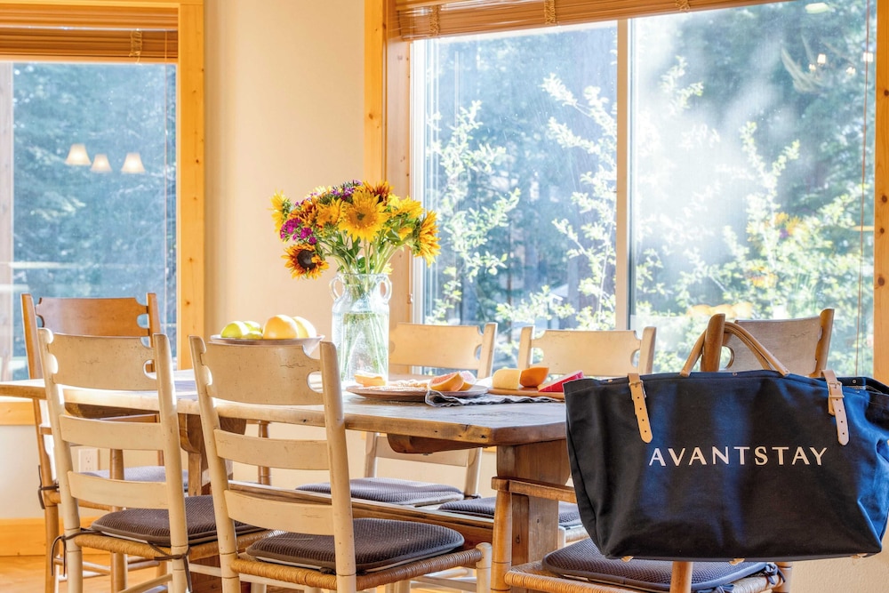 Washoe Chalet by Avantstay Game Room, Hot Tub, Putting Green & Fire Pit