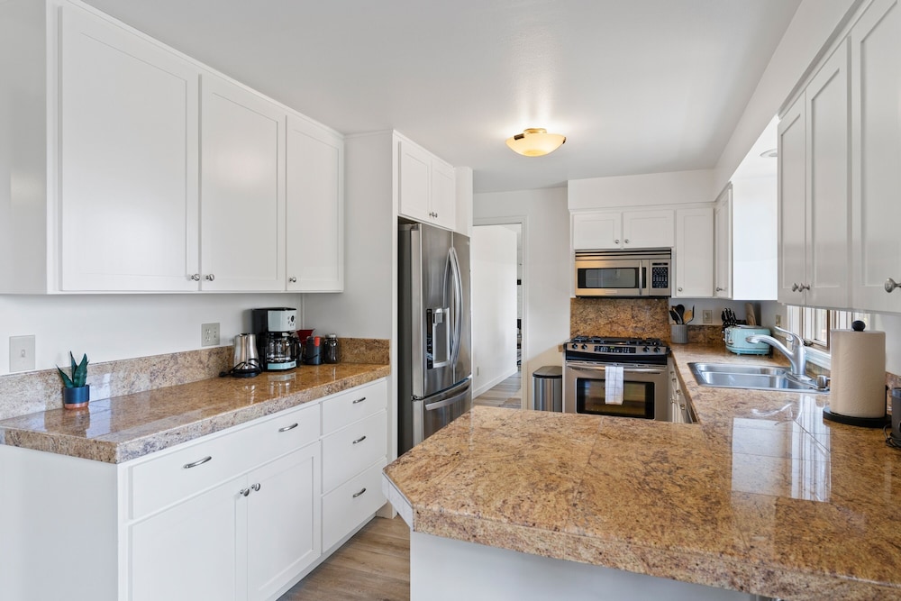 Serenity On 6th 30 Day Minimum 4 Bedroom Home by RedAwning