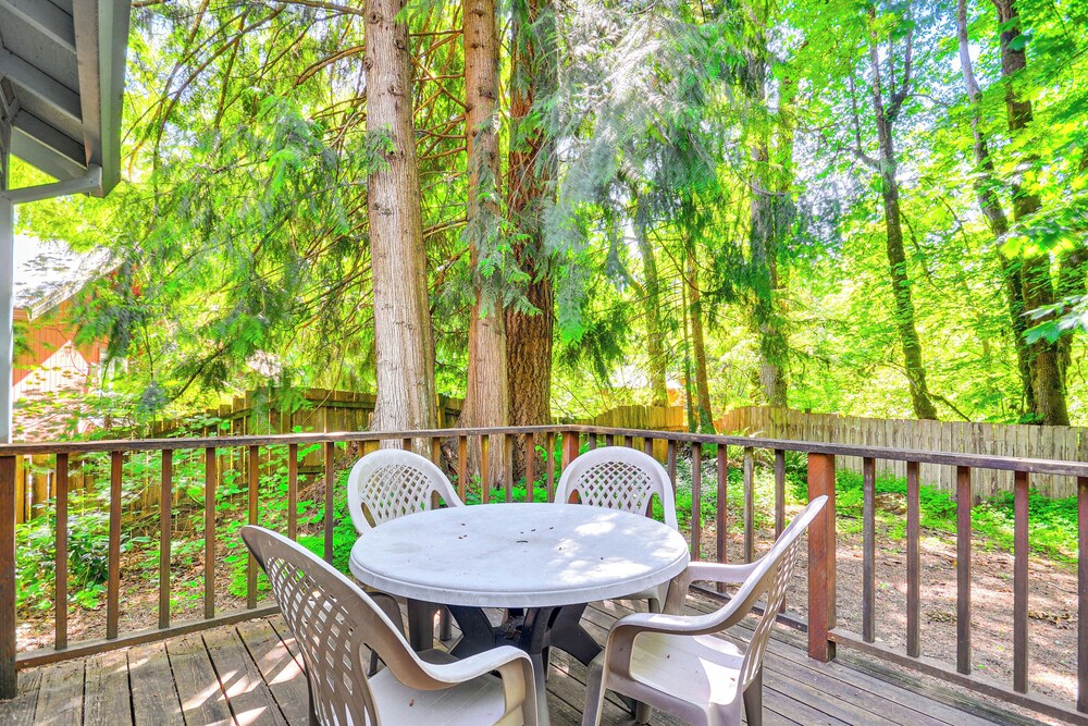 Rhododendron Retreat w/ Hot Tub: Steps to River! view 4
