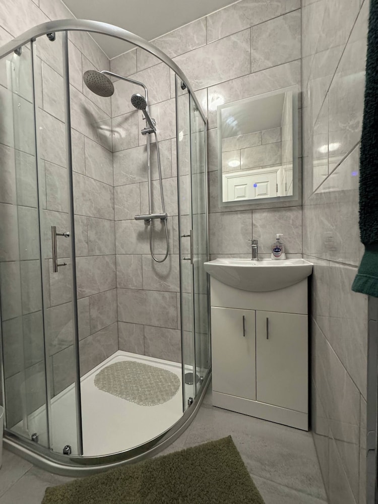 Charming Wallington Apartment With Hot Tub