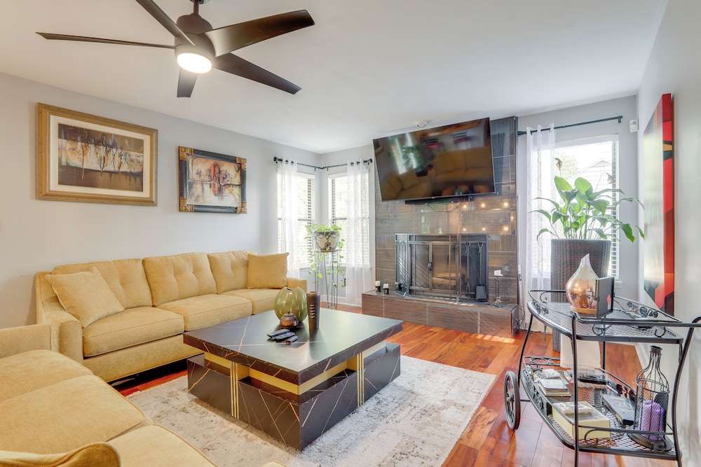 4 Mi to Stone Mountain: Retreat w/ Office!