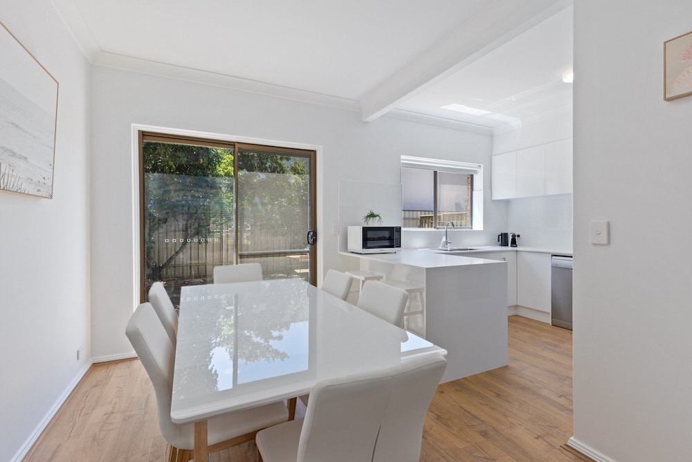 Elegant 3-bed Home From Sunny Glenelg Beach