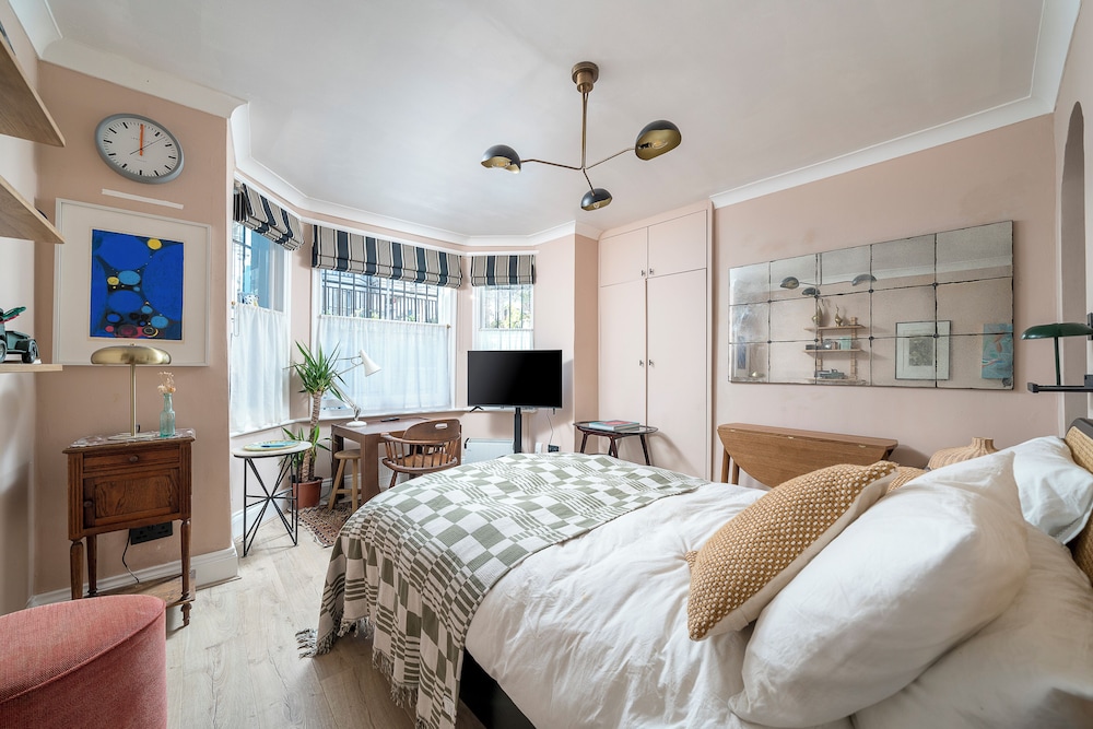 Charming Studio moments from Portobello