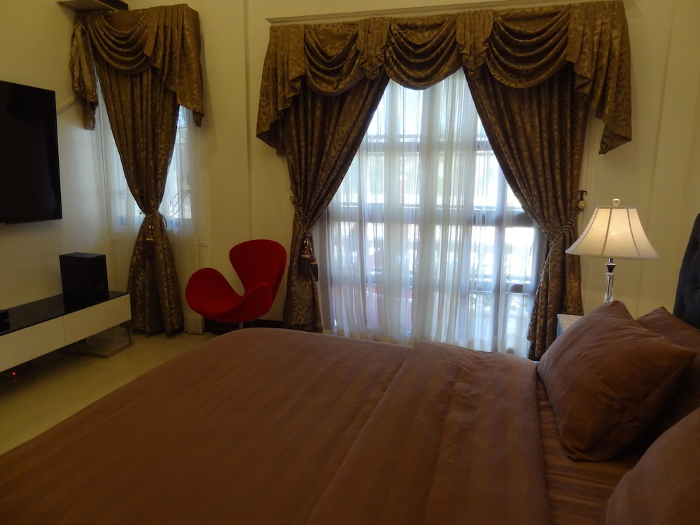 The Executive Villa Inn & Suites