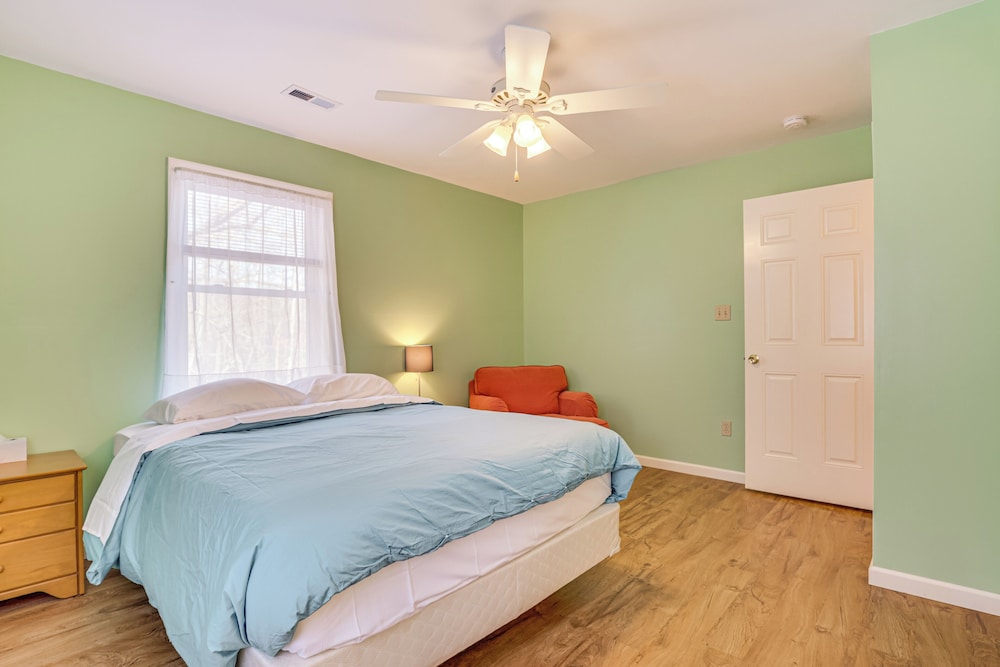 Family Home w/ Game Room & Decks in Etlan!