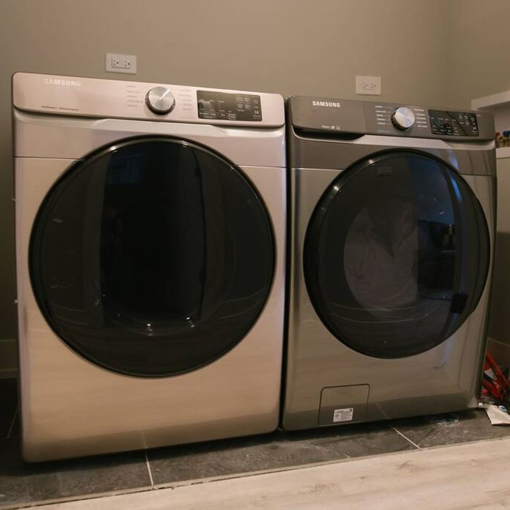 Magnificent NEW Home w 8 Beds Free Parking