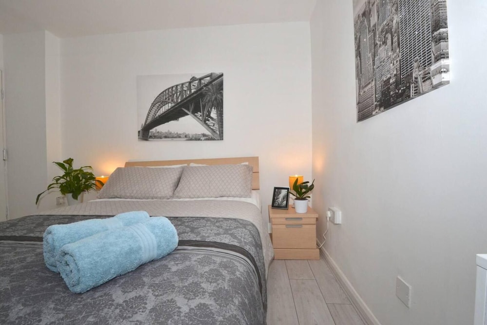 Charming 5-bed House in City Center and Car Park view 4