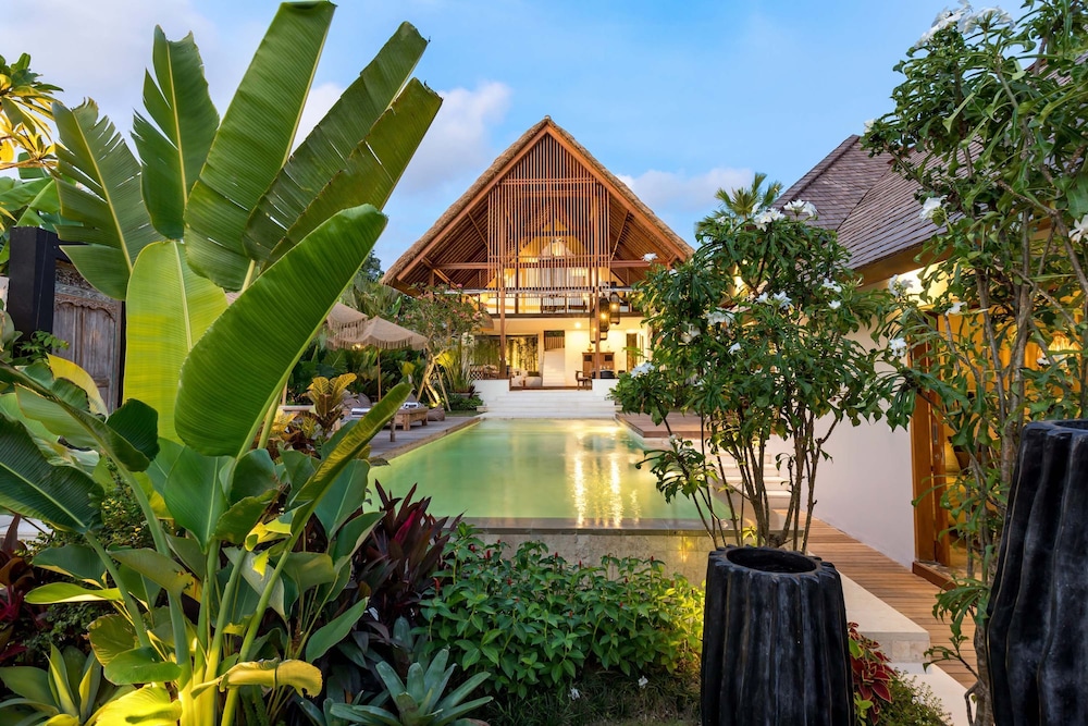 Villa Chempaka by Alfred in Bali - New Luxe Tropical 4BR Dream Villa in Canggu