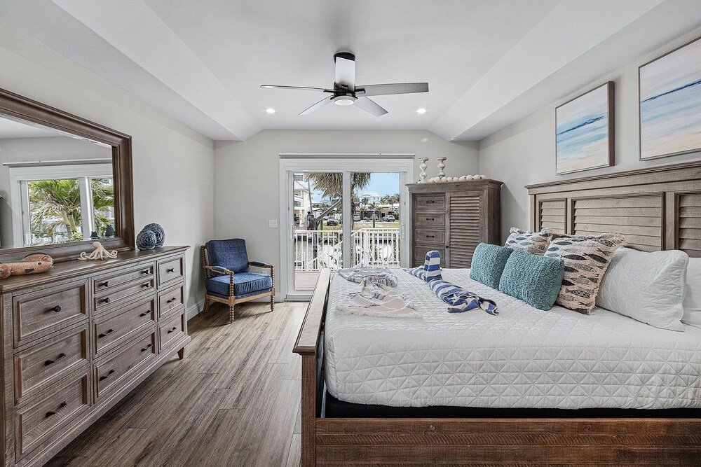 218 Oasis On Ohio: Stunning Pool Home W/ Dock Access! 3 Bedroom Home