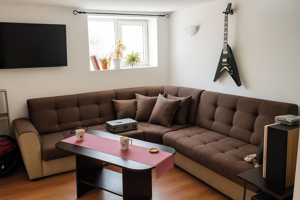 2 Bed Villa - Sleeps 7 - Private Garden - Parking