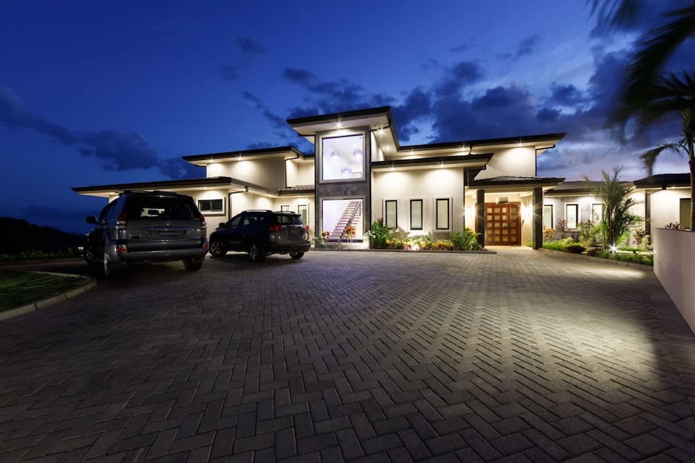 w Breathtaking 9BR Villa in Costa Rica