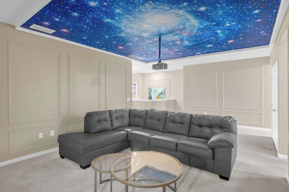 Upstay: Themed Family Home w Pool & Games Room
