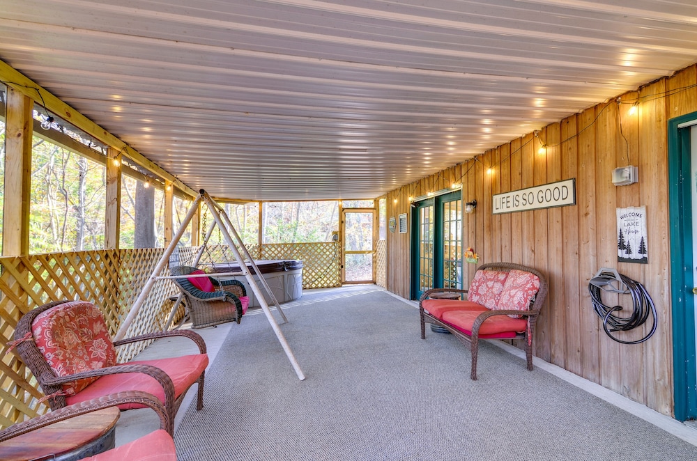 Burnside Resort Cabin w/ Hot Tub & Outdoor Spots!