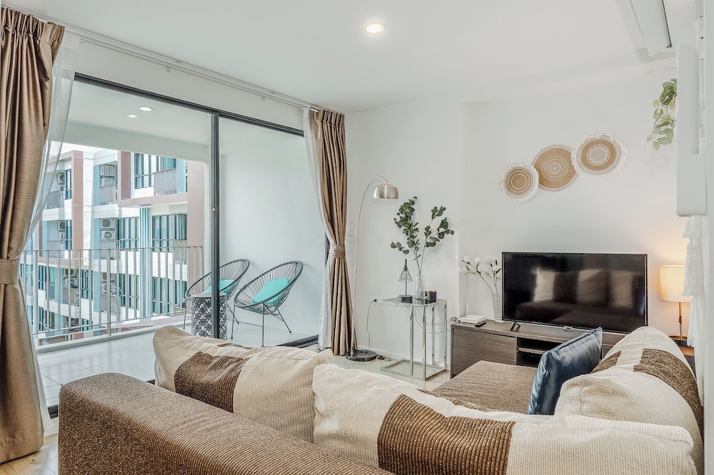 Prime Condo Near Mall & Old Town C185