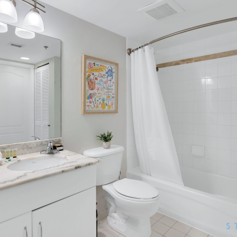 Modern 1-br Condo in Upscale Brickell Locale