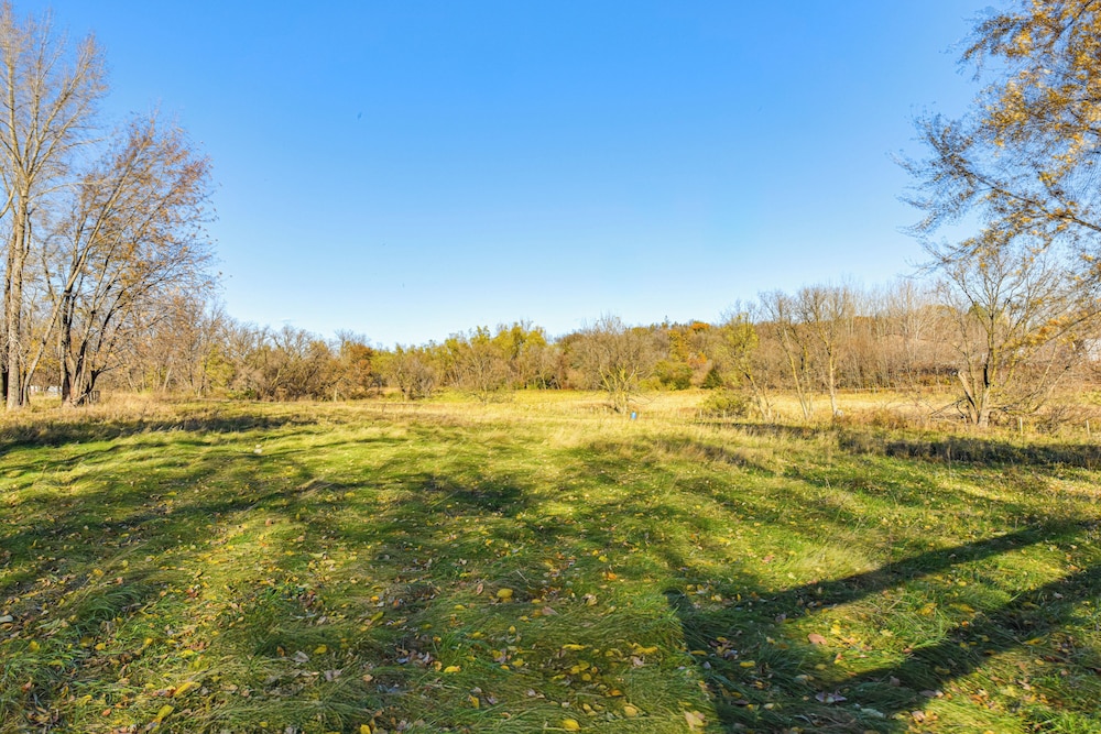 600-sq-ft Deck! Hutchinson Retreat on 5 Acres