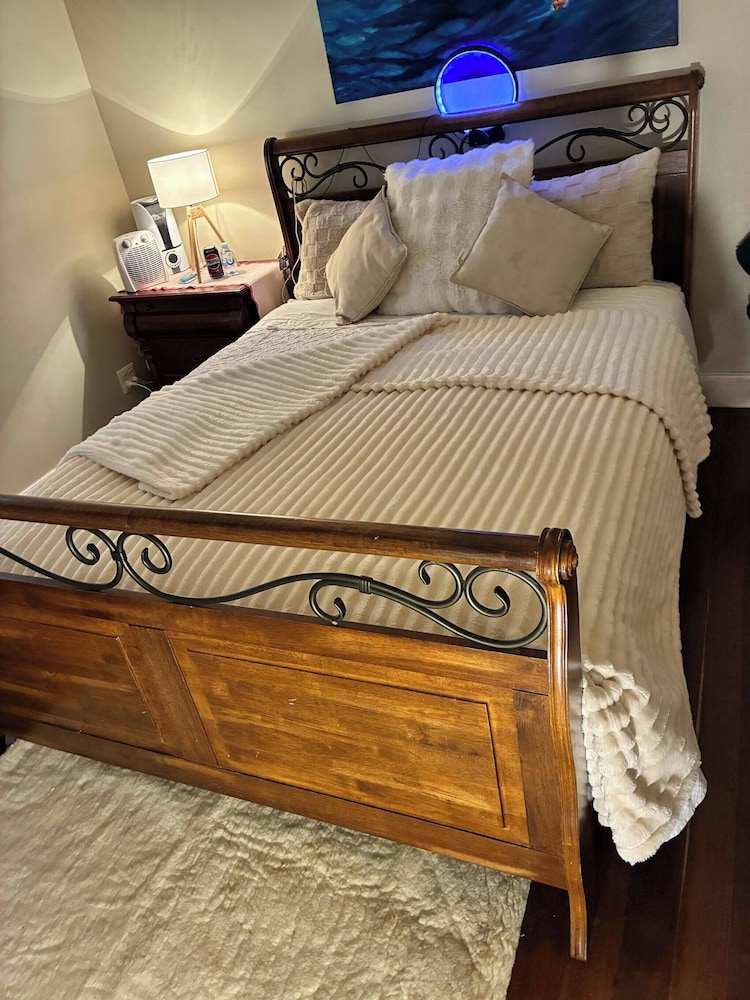 Cozy Tusmore Apartment With Private Garden City View Near Burnside Village Mall