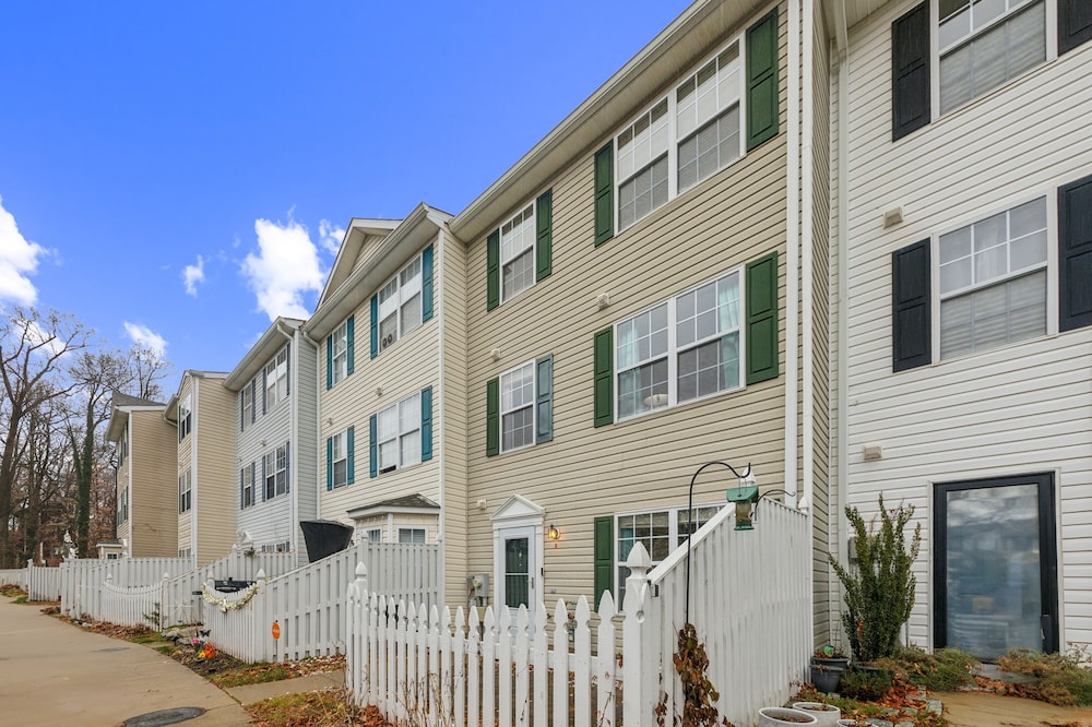 Cozy Coastal Retreat In The Heart Of Annapolis 3 Bedroom Townhouse