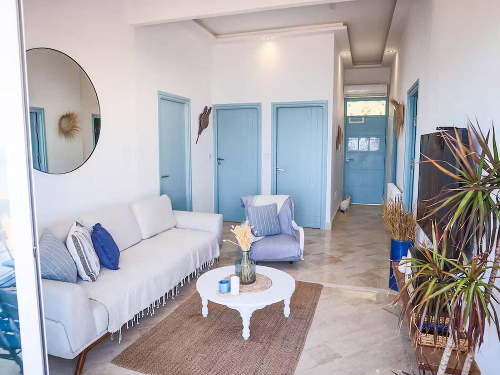 La Vague Bleue Apartment With Feet in the Water