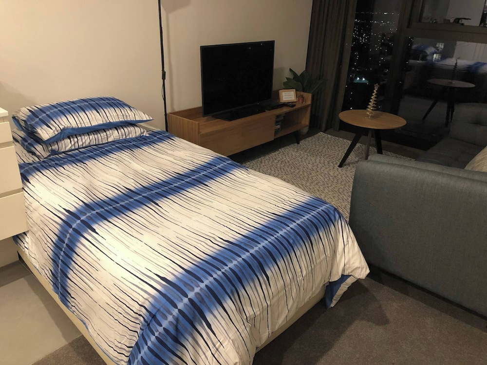 Southbank 2BR High City Views Enjoy Wine, Gym, Pool, Wifi