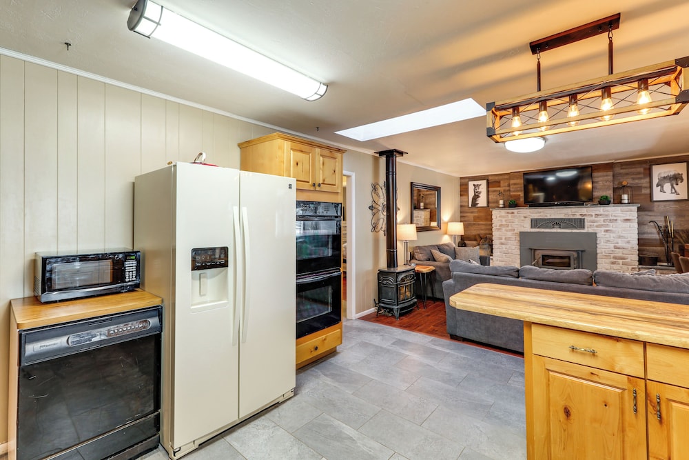16 Mi to Mogollon Rim: Home w/ Deck in Payson!