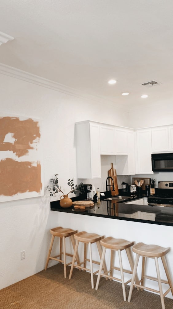 Designer 1 bed 5 min to Old Town Dogs Welcome
