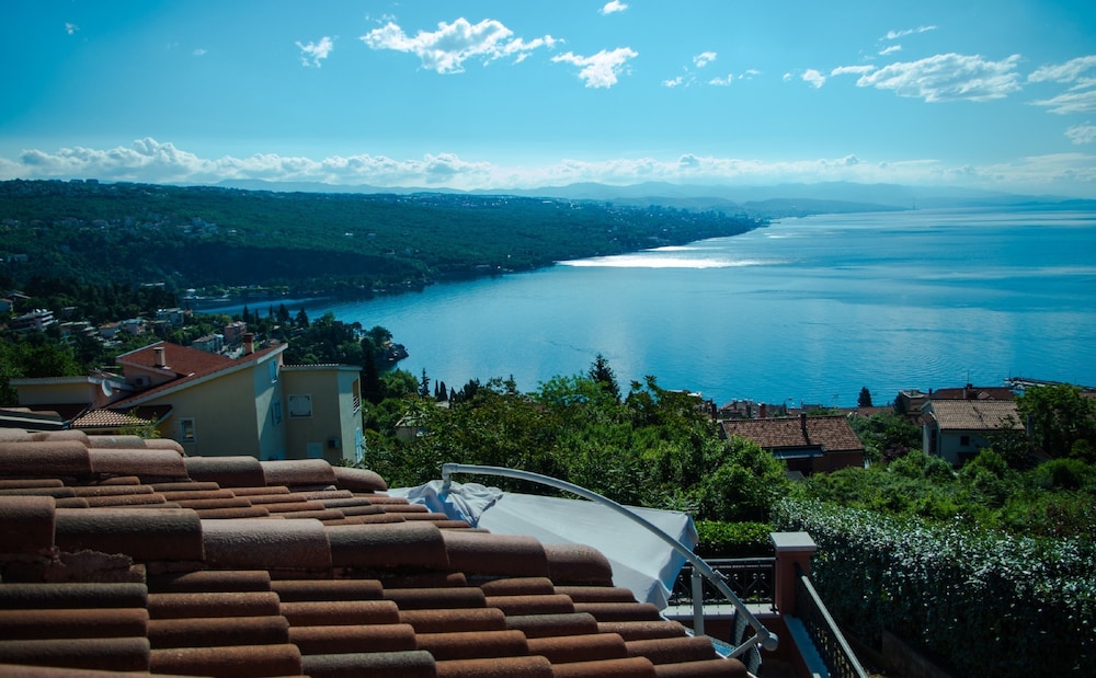 Luxury Three-bedroom Apartment With Amazing Overlook at the sea