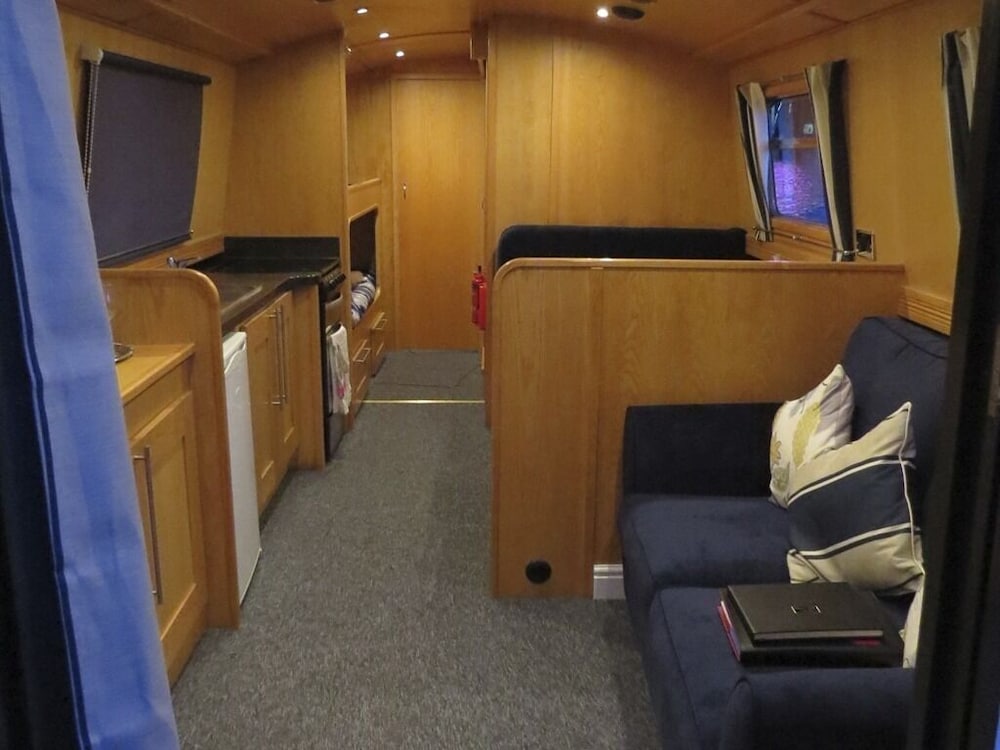 Houseboat Hotels view 4
