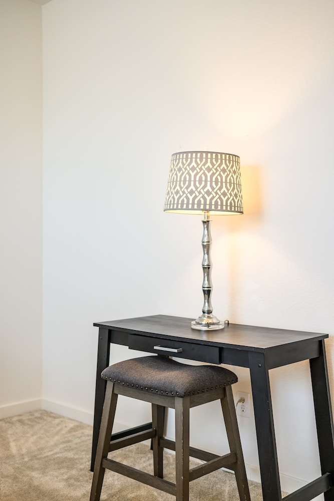 Sunny & Stylish Near LA 4BR Home w Desks & Lounge