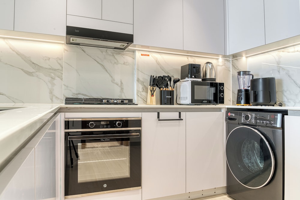 PVH - Vibrant 1BR in Binghatti Amber